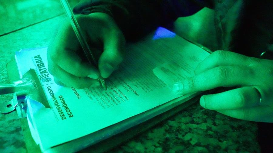 Operação integrada fiscaliza estabelecimentos e reforça segurança em Atibaia.