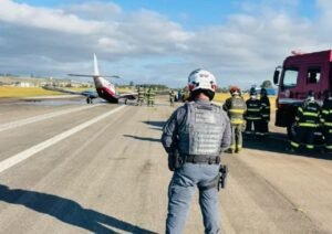 Avião de pequeno porte com falha no trem de pouso faz pouso forçado em Bragança Paulista.