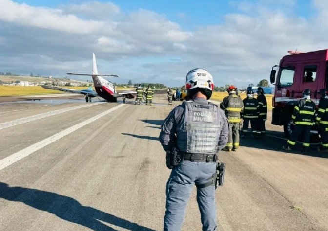 Avião de pequeno porte com falha no trem de pouso faz pouso forçado em Bragança Paulista.