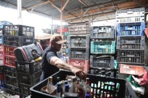 Operação contra rede criminosa de adulteração de bebidas prende 6 e apreende barris e garrafas