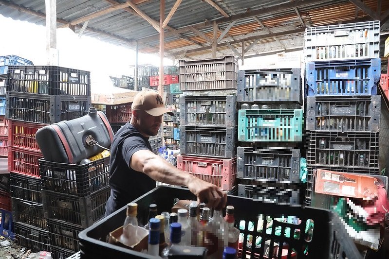 Operação contra rede criminosa de adulteração de bebidas prende 6 e apreende barris e garrafas