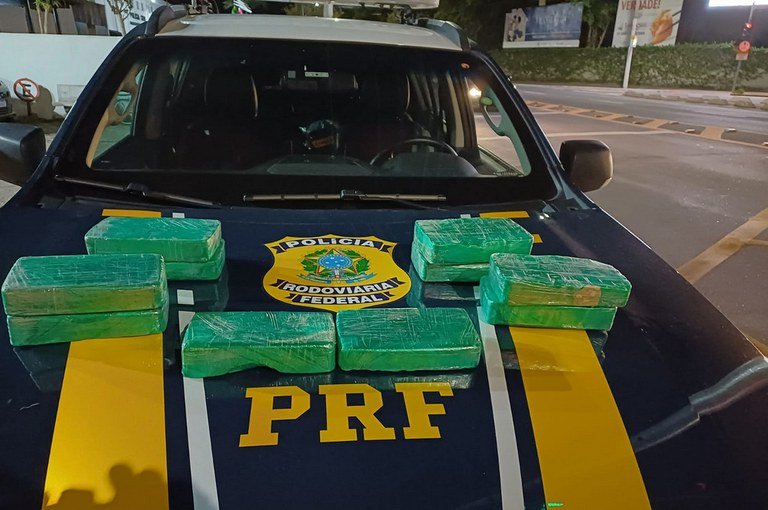 PRF apreende 10 kg de crack durante abordagem na Fernão Dias.