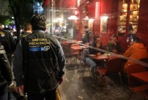 Procon-SP fiscaliza estabelecimentos denunciados por suspeita de venda de bebidas adulteradas