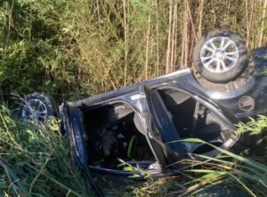 Acidente envolvendo um veículo com três adultos e uma bebê na Rodovia Fernão Dias, em Atibaia.