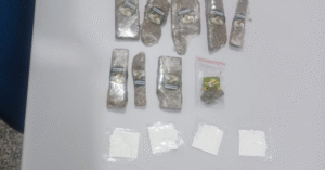 Polícia Militar prende indivíduo por porte de drogas em Bom Jesus dos Perdões.