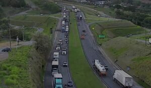 Motociclista morre em colisão com caminhão na rodovia Dom Pedro I.