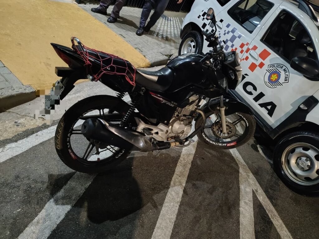 Polícia Militar prende indivíduo por roubo de uma moto em Atibaia.