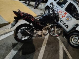 Polícia Militar prende indivíduo por roubo de uma moto em Atibaia.