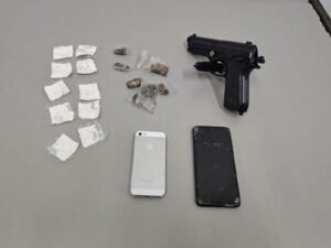 Após perseguição, polícia militar apreende simulador de arma e drogas em Piracaia.