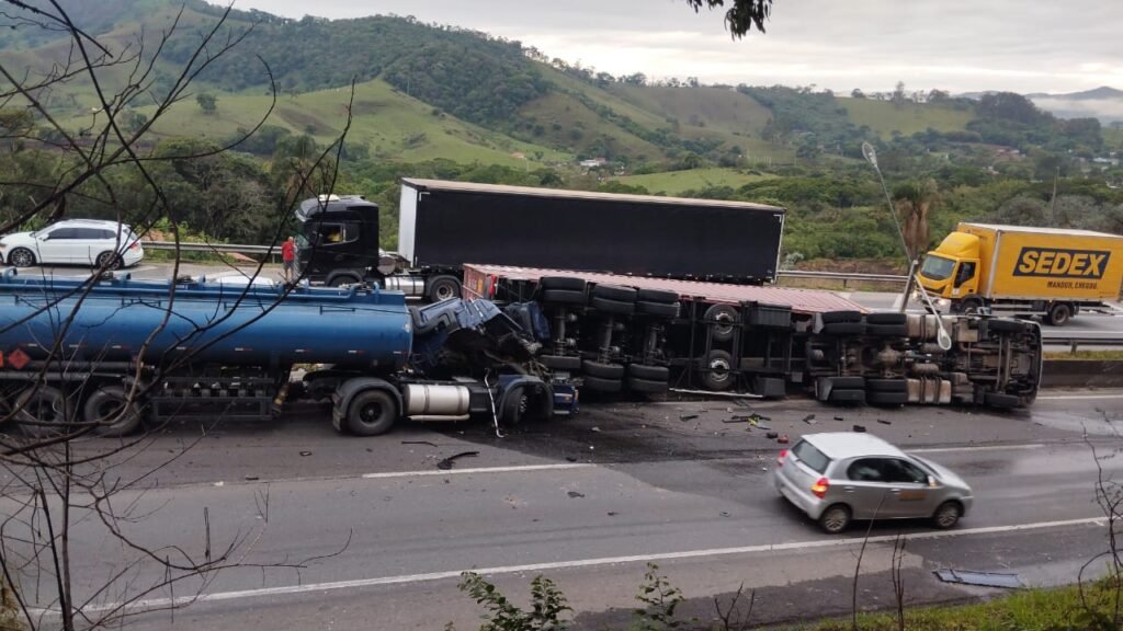 Acidente entre duas carretas deixa duas vítimas fatais na rodovia Fernão Dias