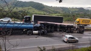 Acidente entre duas carretas deixa duas vítimas fatais na rodovia Fernão Dias