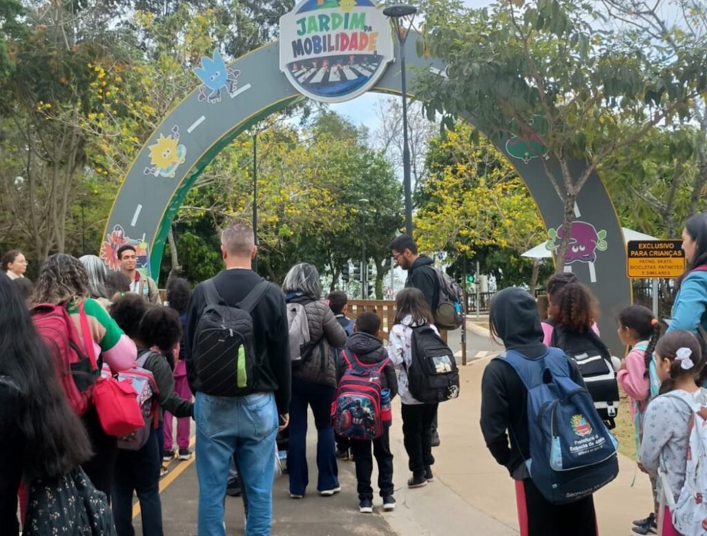 Alunos visitando o parque de lazer público "Mundo da Criança", em Jundiaí
