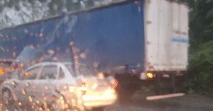 Pane em caminhão causa congestionamento na rodovia Fernão Dias em Mairiporã.