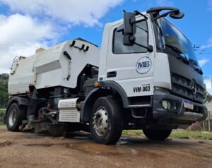 Prefeito Daniel Martini amplia eficiência da limpeza urbana com novos caminhões de varrição.