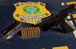 PRF apreende pistola com numeração raspada escondida em veículo na Fernão Dias.