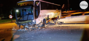 Acidente nesta madrugada envolvendo um ônibus na rodovia Dom Pedro I.