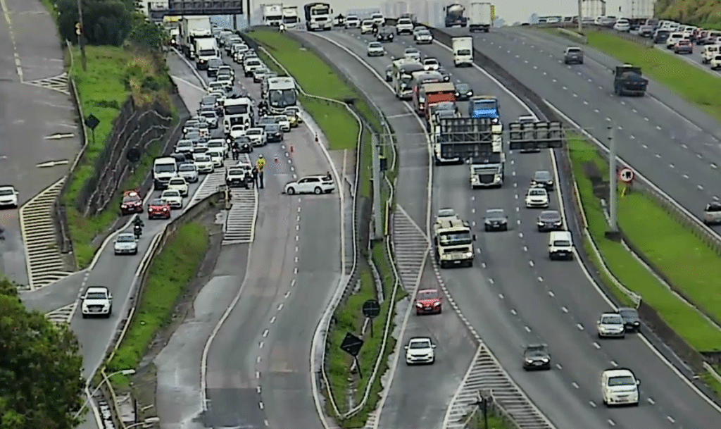 Acidente causa interdição de faixas na rodovia Dom Pedro I, na altura do km 137.