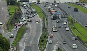 Acidente causa interdição de faixas na rodovia Dom Pedro I, na altura do km 137.