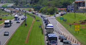 Obras na rodovia Dom Pedro I provocam interdição parcial, em Atibaia.