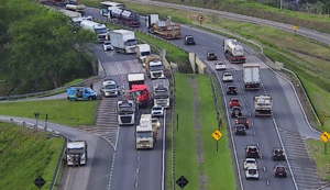 Acidente entre dois caminhões provoca congestionamento na rodovia Dom Pedro I.
