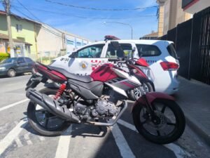 Indivíduo é preso pela Polícia Militar por roubo de motocicleta em Atibaia.