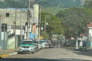 Operação conjunta da PM, Polícia Civil e GCM de Atibaia resulta na prisão de quatro indivíduos por tráfico de drogas em Joanópolis.