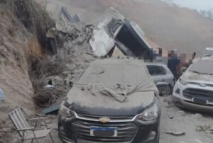 Grave acidente ocorreu na rodovia Fernão Dias, envolvendo uma carreta e três carros.