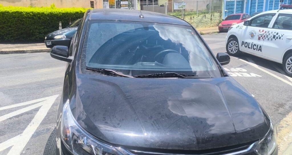 Polícia Militar prende mulher por receptação de veículo em Atibaia.