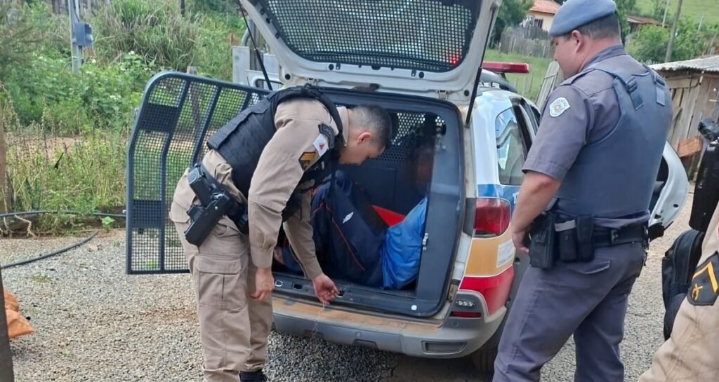 Após tentar matar a própria mãe, homem é preso pela Polícia Militar na região