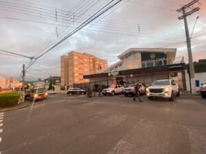 Polícia Militar prende indivíduo por roubo a estabelecimento comercial em Atibaia.