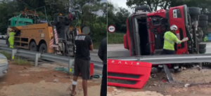 Tombamento de carreta na Fernão Dias