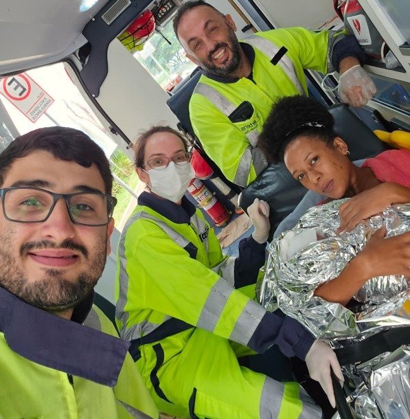Mãe dá à luz dentro de viatura na Fernão Dias
