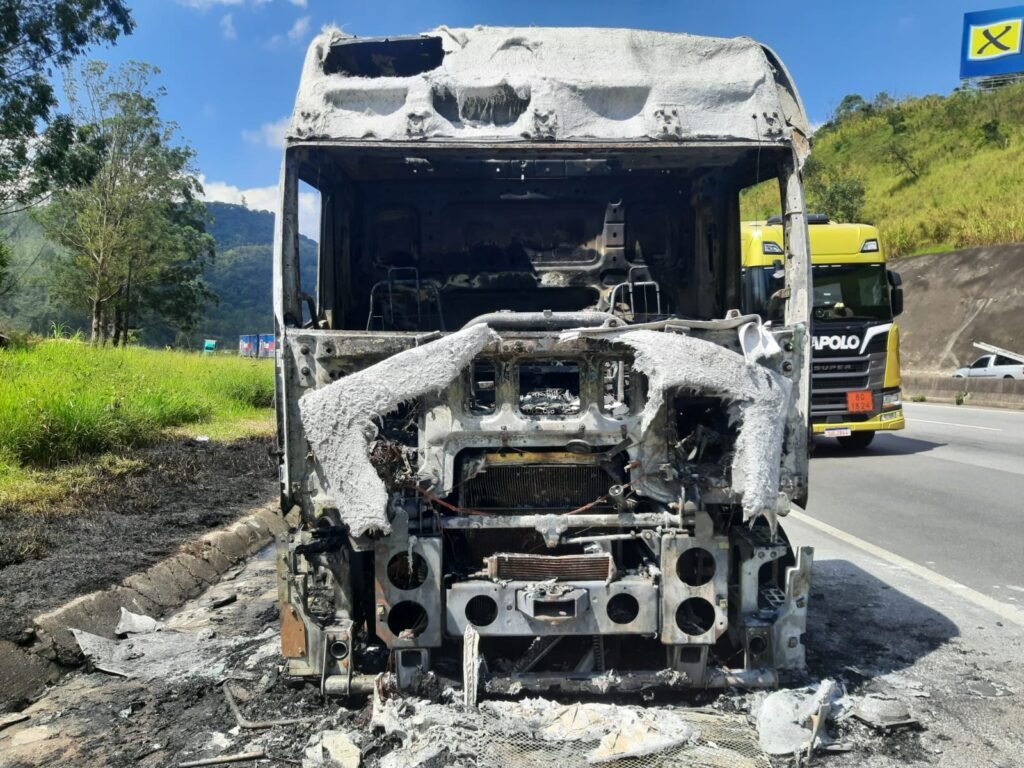 incêndio em veículo na Fernão Dias