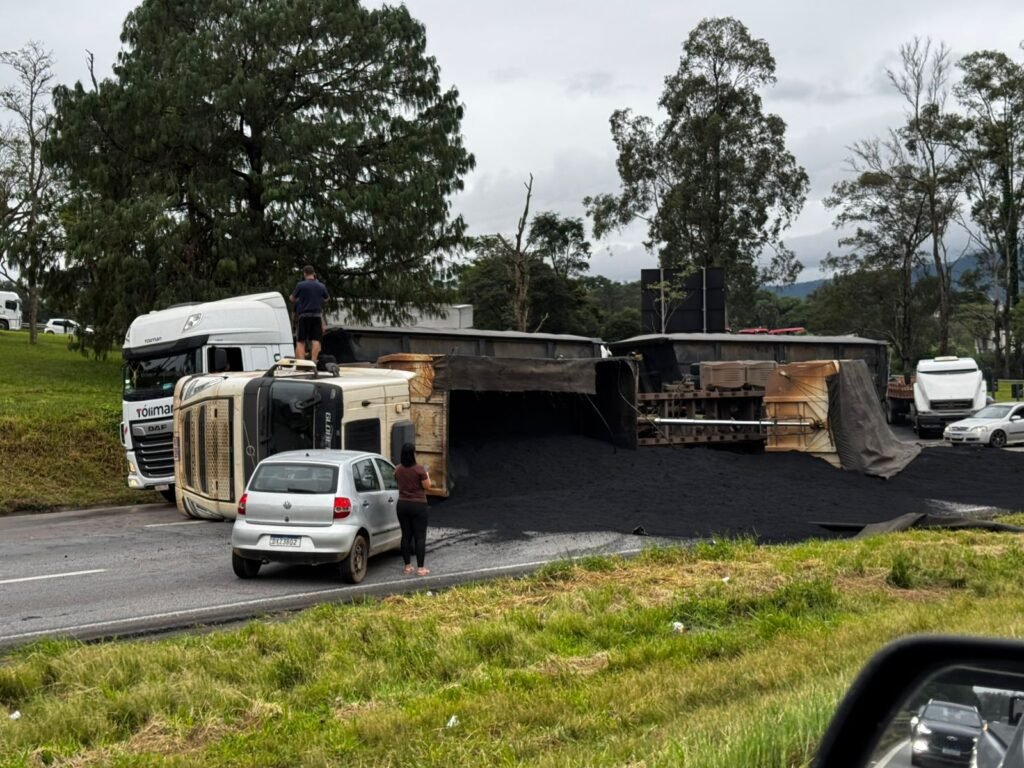 Acidente com carreta interdita trecho da Fernão Dias em Atibaia