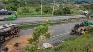Caminhão tomba na Rodovia Fernão Dias
