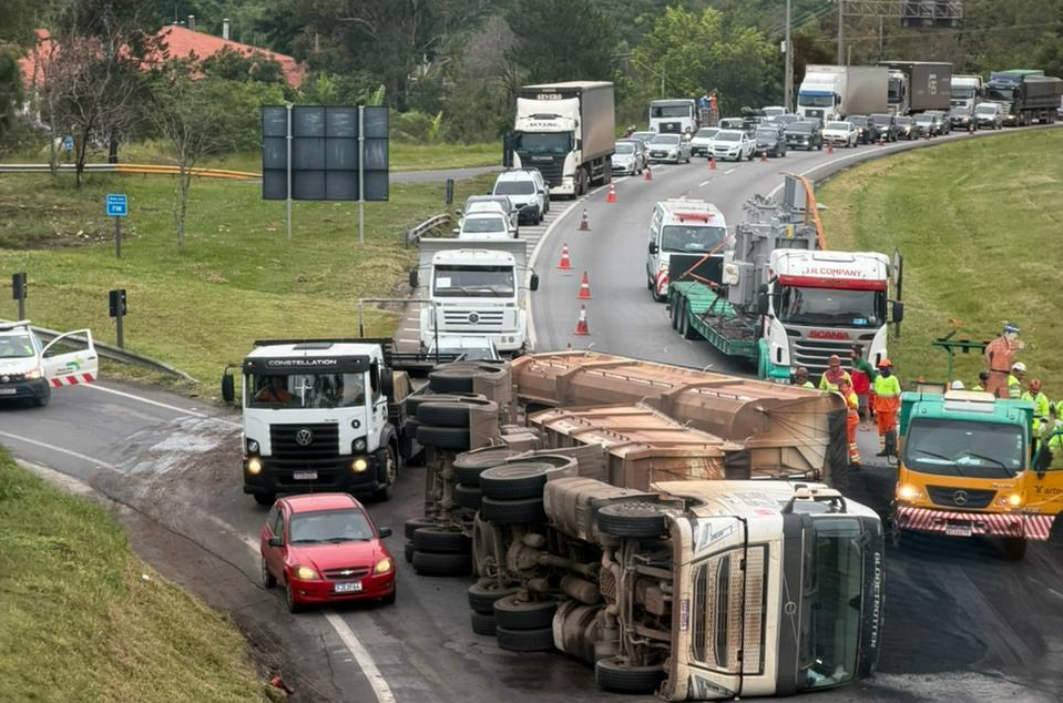 Carreta tomba e interdita totalmente a Rodovia Fernão Dias em Atibaia