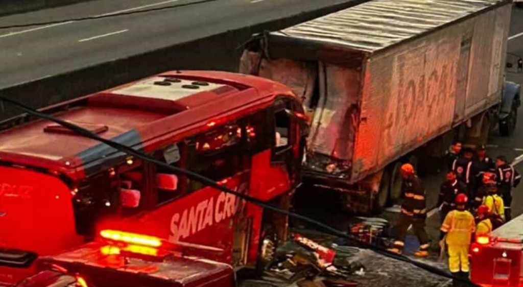 Acidente com ônibus na Rodovia Fernão Dias