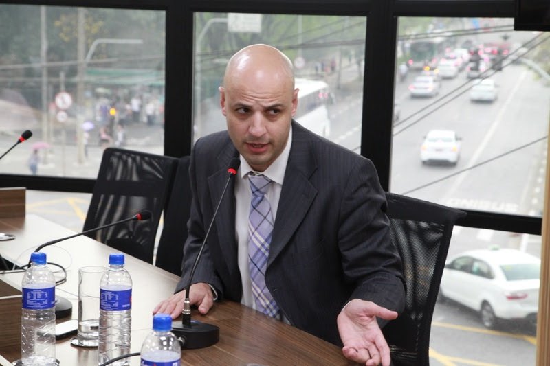 Douglas Galiazzo, Golpistas usam falsas encomendas para instalar vírus