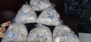 papelotes de cocaína na Fernão Dias.