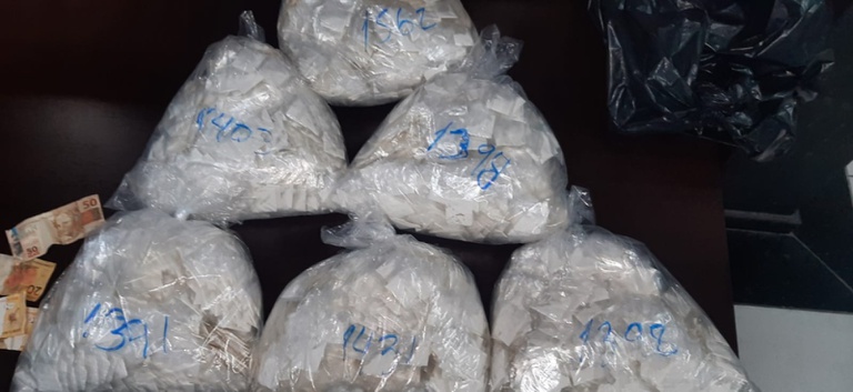 papelotes de cocaína na Fernão Dias.