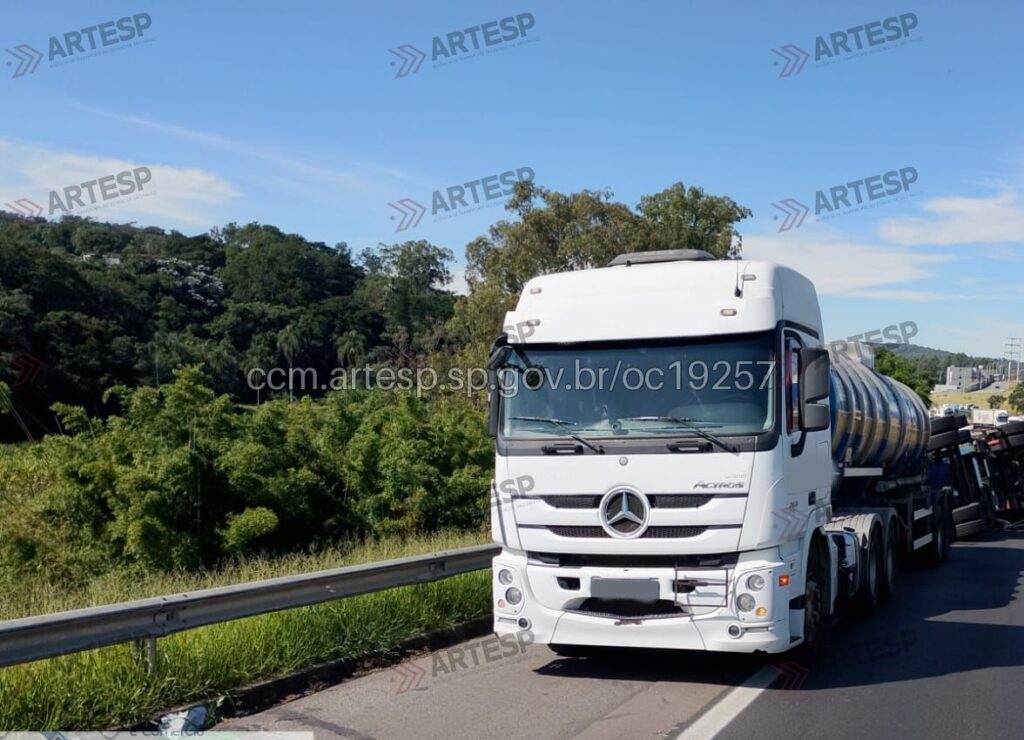 Carreta tomba na rodovia Dom Pedro I