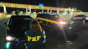PRF recupera carro roubado na Fernão Dias