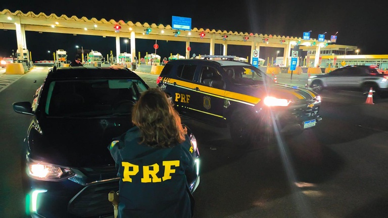 PRF recupera carro roubado na Fernão Dias