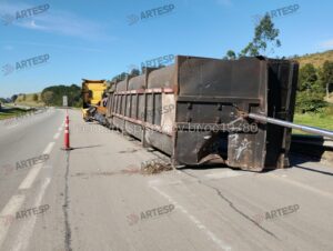 Carreta tomba na Rodovia Dom Pedro
