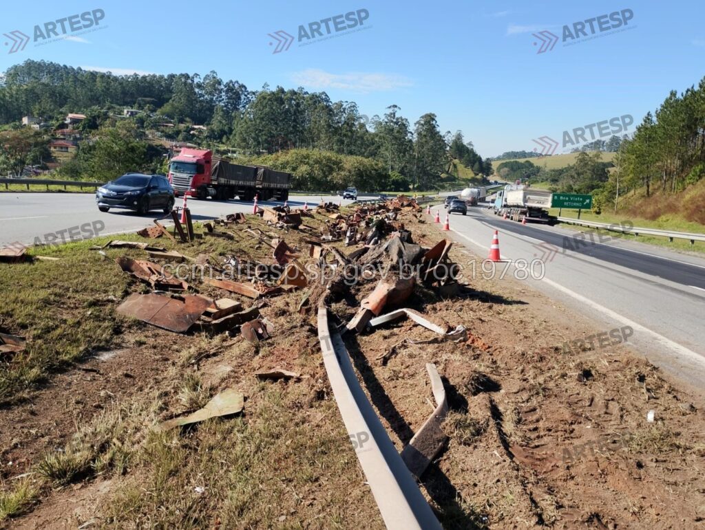 Carreta tomba na Rodovia Dom Pedro IGARATA