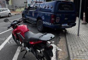 GCM de Atibaia apreende drogas e recupera motocicleta