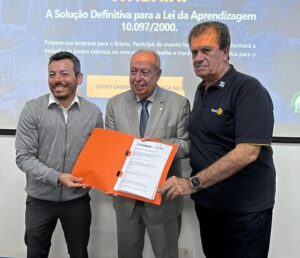 Prefeito Daniel Martini, Edson Cunha Borcato, presidente do NURAP São Paulo, e Luiz Fernando Portella, presidente do Rotary Club de Atibaia.