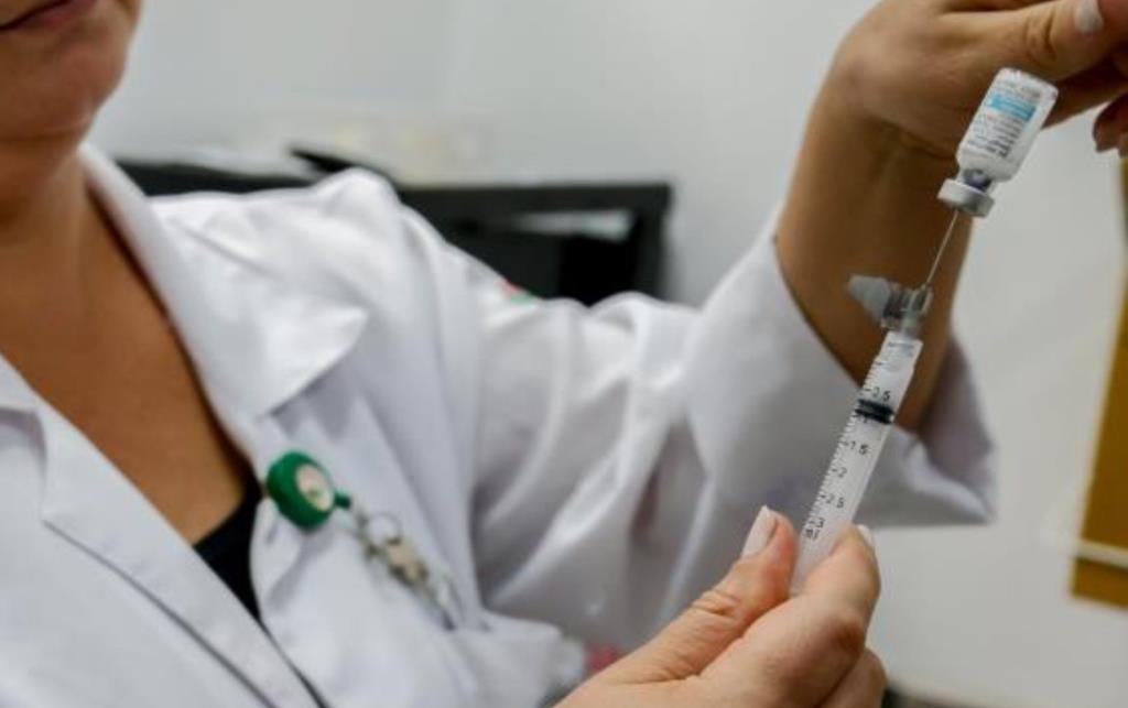 Vacina contra a dengue é suspensa em todo o país