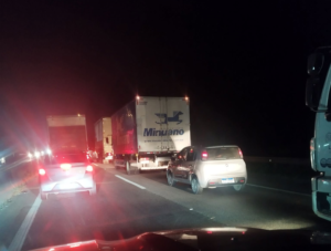 Acidente entre viatura da PM e motocicleta interdita totalmente a Rodovia Fernão Dias em Mairiporã