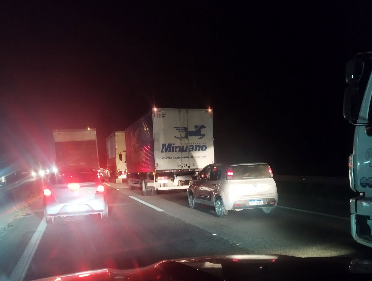 Acidente entre viatura da PM e motocicleta interdita totalmente a Rodovia Fernão Dias em Mairiporã